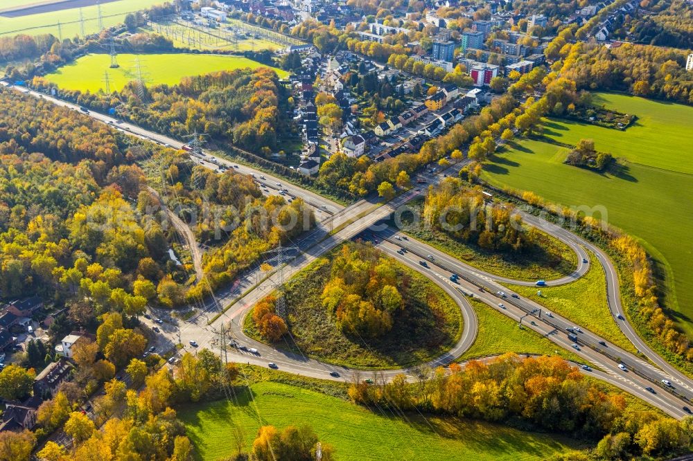 Bochum from the bird's eye view: Autumnal discolored vegetation view routing and traffic lanes during the highway exit and access the motorway A 43 Bochum-Laer in Bochum at Ruhrgebiet in the state North Rhine-Westphalia, Germany