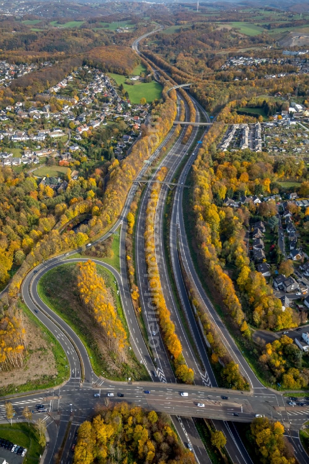 Aerial photograph Velbert - Autumnal discolored vegetation view Routing and traffic lanes during the highway exit and access the motorway A 44 on triangel Velbert-Nord in Velbert in the state North Rhine-Westphalia, Germany