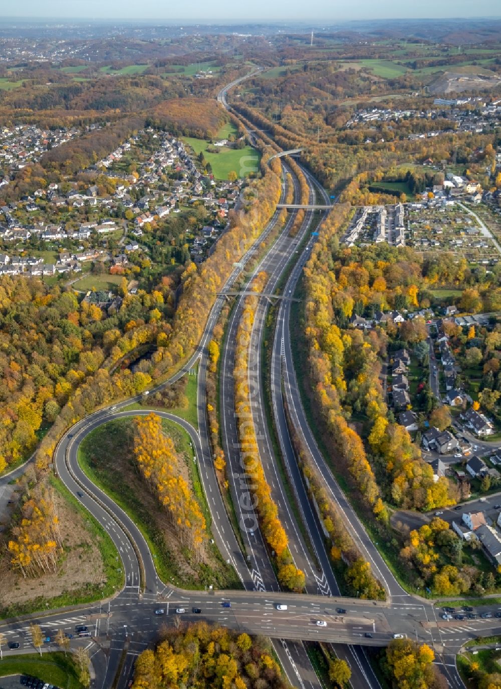 Velbert from above - Autumnal discolored vegetation view Routing and traffic lanes during the highway exit and access the motorway A 44 on triangel Velbert-Nord in Velbert in the state North Rhine-Westphalia, Germany