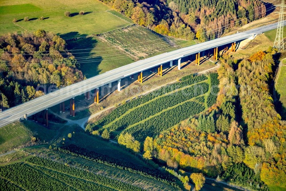 Aerial photograph Bestwig - Autumnal discolored vegetation view routing and traffic lanes over the highway bridge in the motorway A 46 in Bestwig in the state North Rhine-Westphalia, Germany