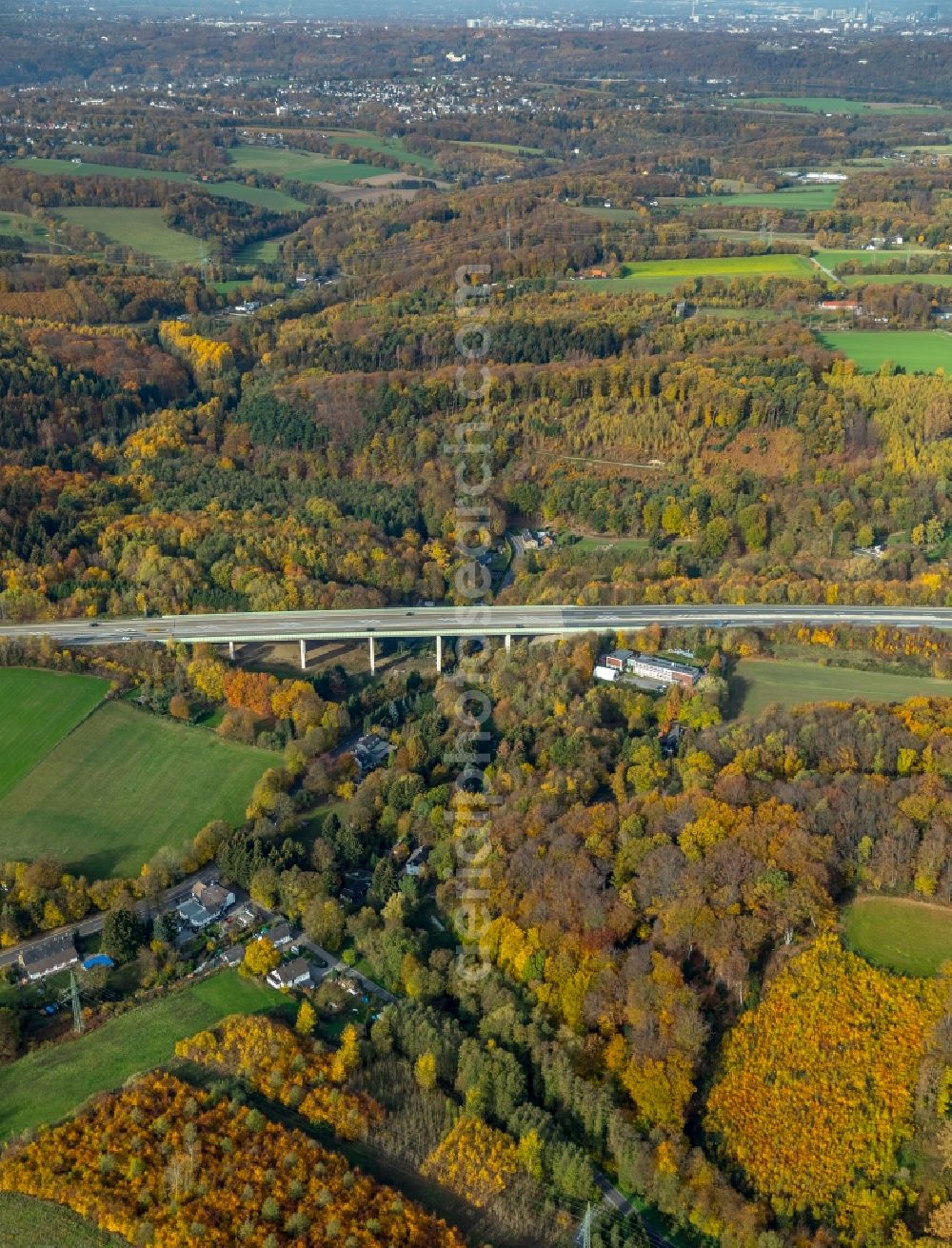 Aerial photograph Velbert - Autumnal discolored vegetation view Routing and traffic lanes over the highway bridge in the motorway A 44 in Velbert in the state North Rhine-Westphalia, Germany