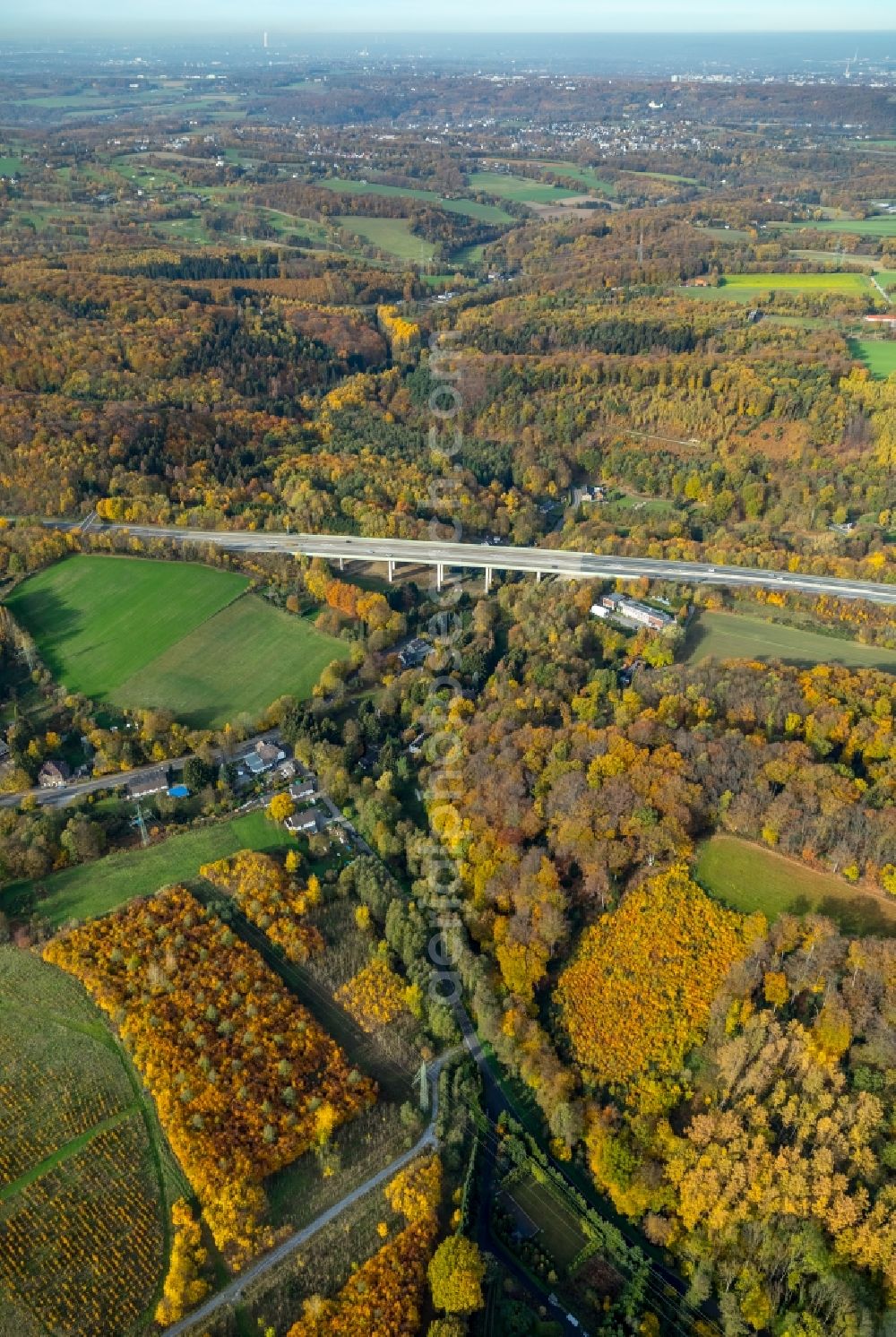 Velbert from above - Autumnal discolored vegetation view Routing and traffic lanes over the highway bridge in the motorway A 44 in Velbert in the state North Rhine-Westphalia, Germany