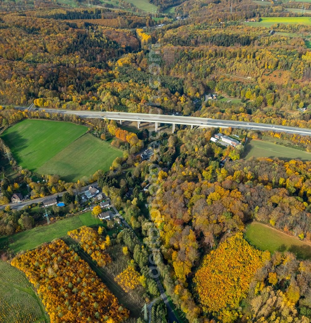 Velbert from the bird's eye view: Autumnal discolored vegetation view Routing and traffic lanes over the highway bridge in the motorway A 44 in Velbert in the state North Rhine-Westphalia, Germany