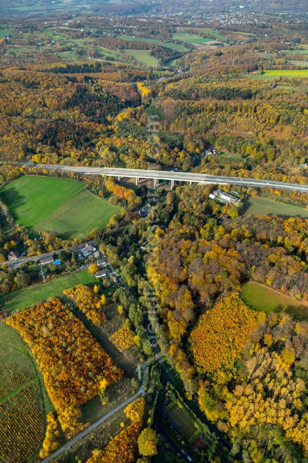 Aerial image Velbert - Autumnal discolored vegetation view Routing and traffic lanes over the highway bridge in the motorway A 44 in Velbert in the state North Rhine-Westphalia, Germany