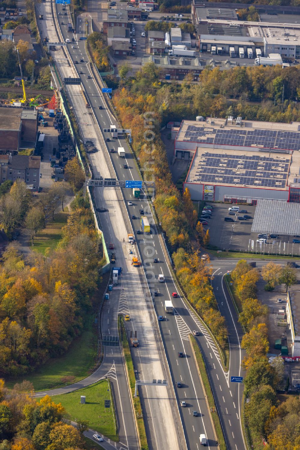 Aerial photograph Bochum - Autumnal discolored vegetation view highway route BAB A40 in in the district Hamme in Bochum at Ruhrgebiet in the state North Rhine-Westphalia, Germany