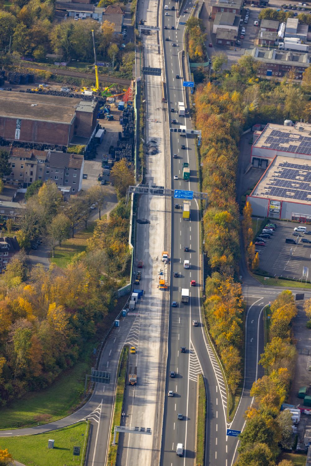 Bochum from above - Autumnal discolored vegetation view highway route BAB A40 in in the district Hamme in Bochum at Ruhrgebiet in the state North Rhine-Westphalia, Germany