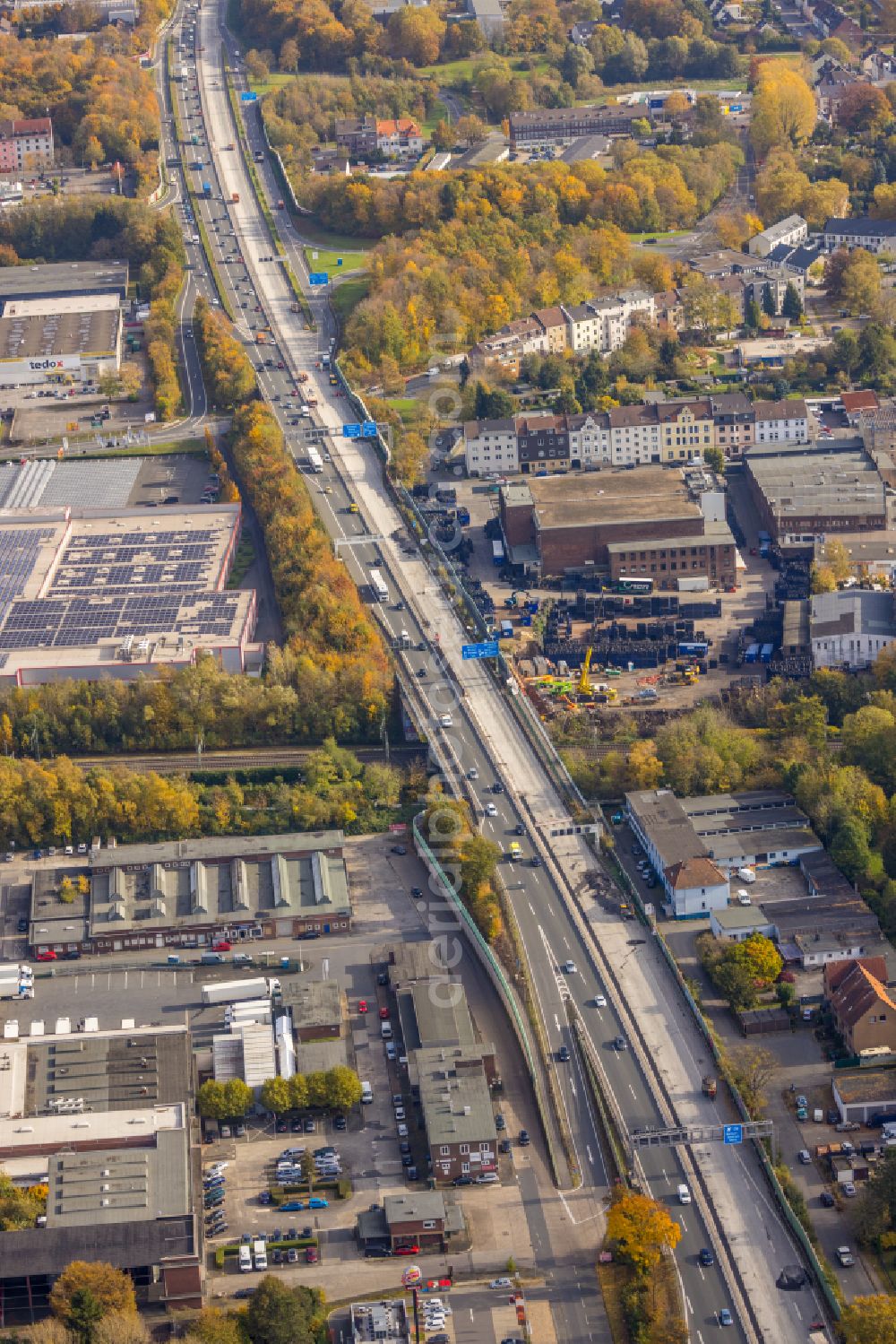 Bochum from the bird's eye view: Autumnal discolored vegetation view highway route BAB A40 in in the district Hamme in Bochum at Ruhrgebiet in the state North Rhine-Westphalia, Germany