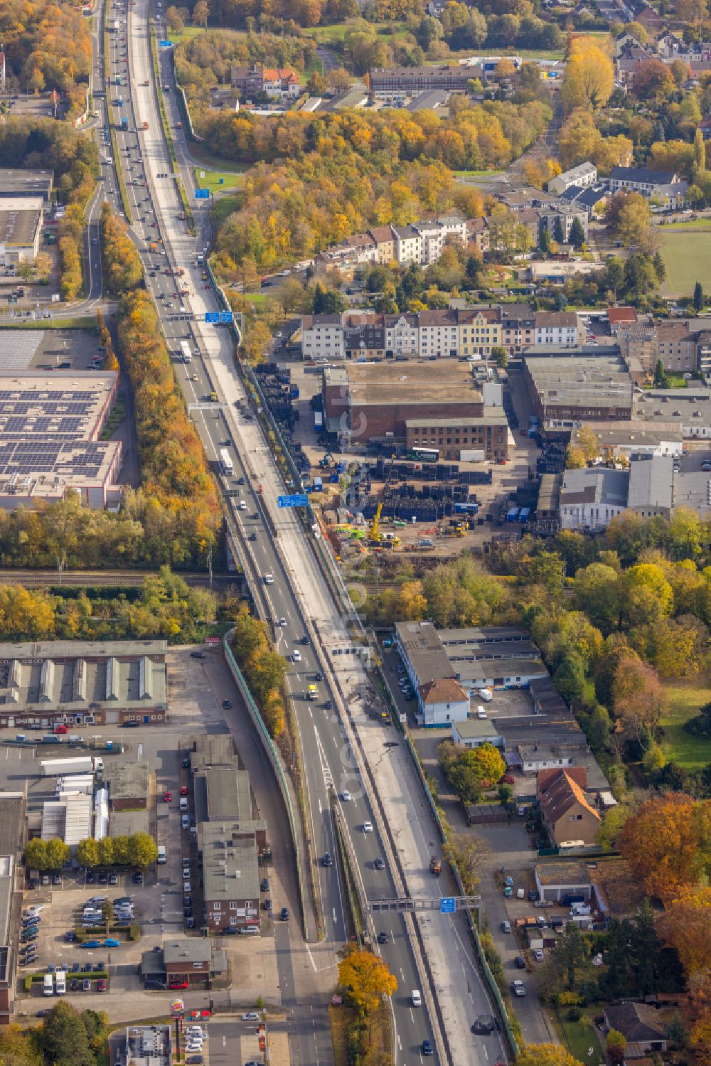 Aerial image Bochum - Autumnal discolored vegetation view highway route BAB A40 in in the district Hamme in Bochum at Ruhrgebiet in the state North Rhine-Westphalia, Germany