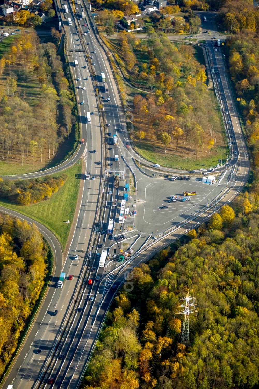 Aerial photograph Duisburg - Autumnal discolored vegetation view Routing and traffic lanes during the highway exit and access the motorway A 40 auf die Duisburger Strasse in Duisburg in the state North Rhine-Westphalia, Germany