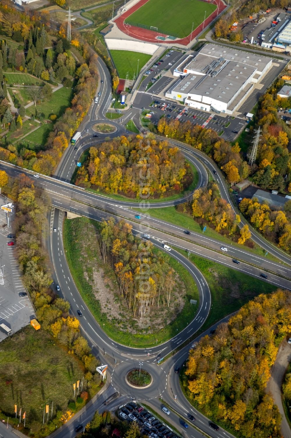 Velbert from above - Autumnal discolored vegetation view Routing and traffic lanes during the highway exit and access the motorway A 535 in Velbert in the state North Rhine-Westphalia, Germany