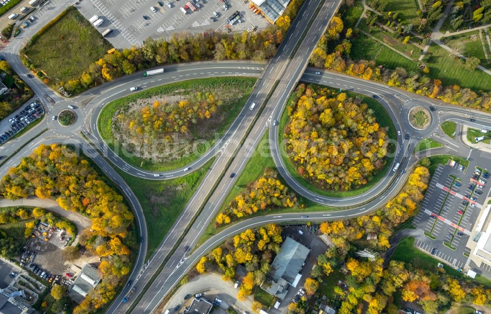 Velbert from the bird's eye view: Autumnal discolored vegetation view Routing and traffic lanes during the highway exit and access the motorway A 535 in Velbert in the state North Rhine-Westphalia, Germany