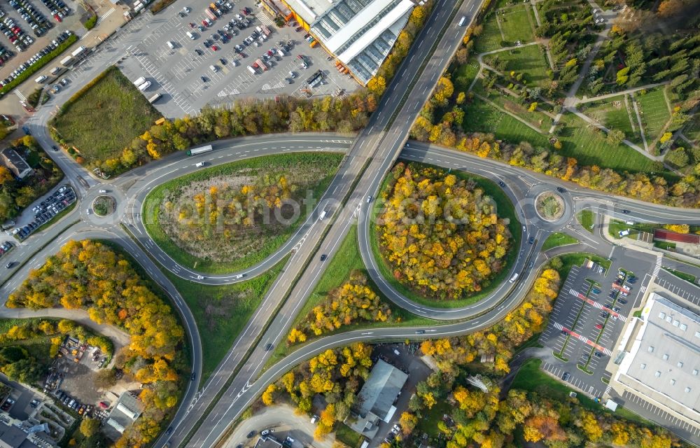 Aerial image Velbert - Autumnal discolored vegetation view Routing and traffic lanes during the highway exit and access the motorway A 535 in Velbert in the state North Rhine-Westphalia, Germany