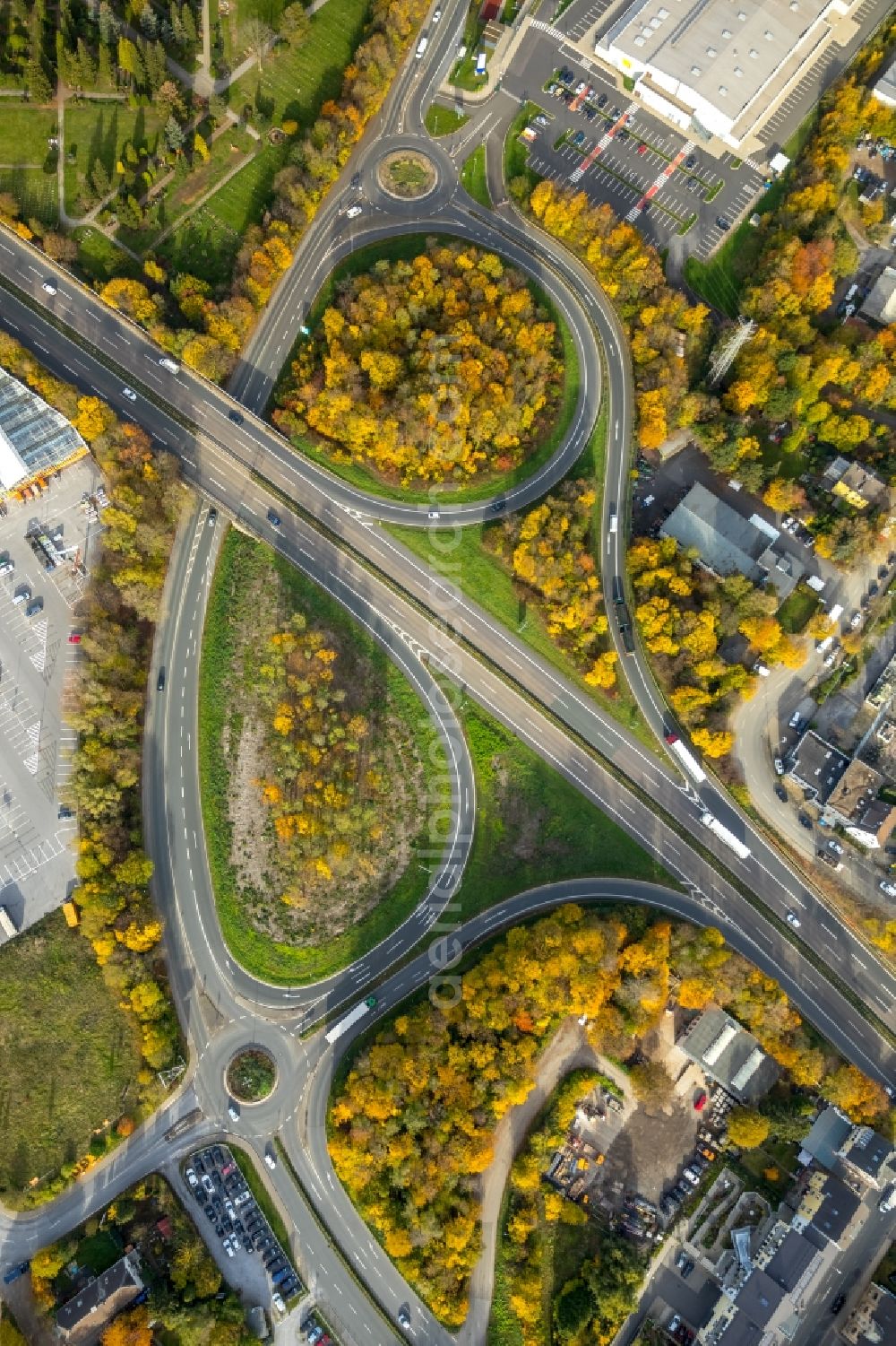 Aerial photograph Velbert - Autumnal discolored vegetation view Routing and traffic lanes during the highway exit and access the motorway A 535 in Velbert in the state North Rhine-Westphalia, Germany