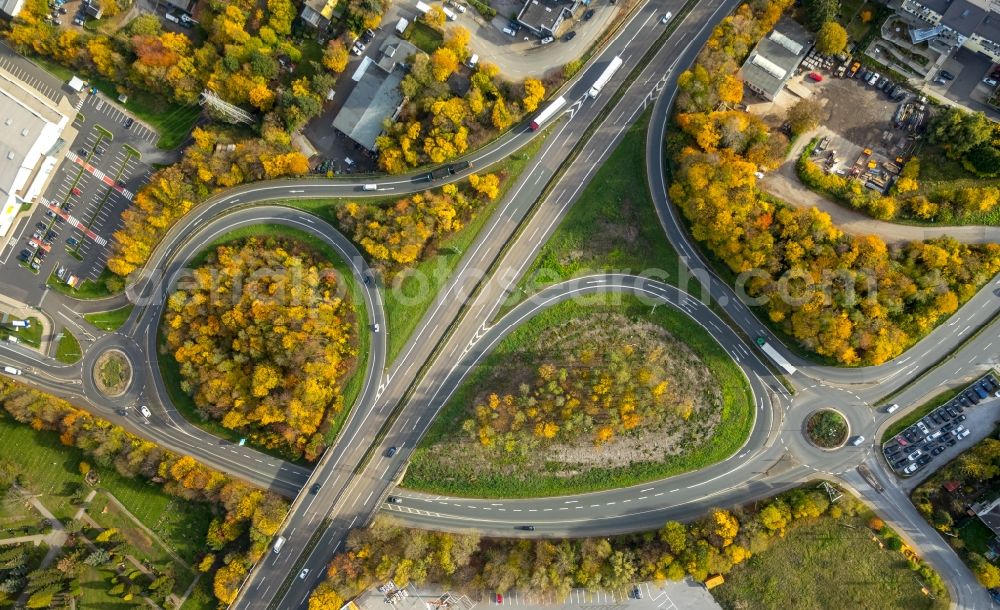 Velbert from above - Autumnal discolored vegetation view Routing and traffic lanes during the highway exit and access the motorway A 535 in Velbert in the state North Rhine-Westphalia, Germany