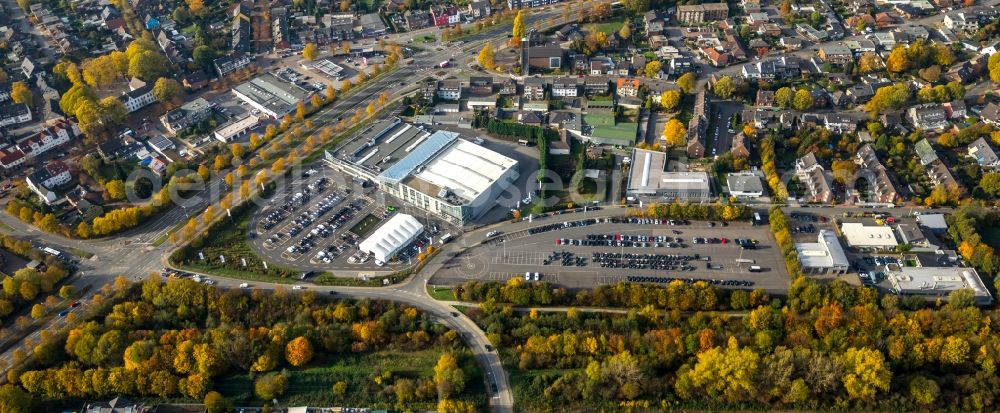 Bottrop from the bird's eye view: Autumnal discolored vegetation view Car dealership building of Brabus GmbH on Brabus-Allee in the district Eigen in Bottrop in the state North Rhine-Westphalia, Germany