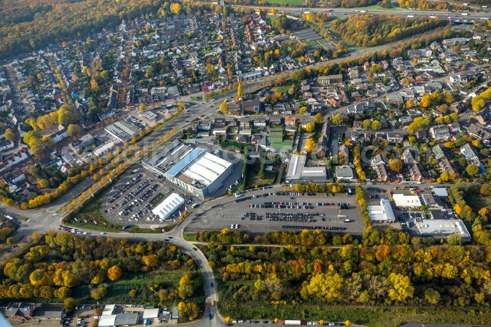 Aerial photograph Bottrop - Autumnal discolored vegetation view Car dealership building of Brabus GmbH on Brabus-Allee in the district Eigen in Bottrop in the state North Rhine-Westphalia, Germany