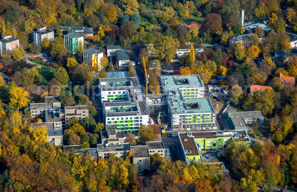 Düsseldorf from the bird's eye view: Autumnal discolored vegetation view Construction site for a new extension to the hospital grounds LVR-Klinikum Grafenberg in Duesseldorf in the state North Rhine-Westphalia