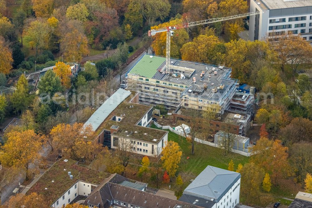 Aerial photograph Bochum - Autumnal discolored vegetation view construction site for a new extension to the hospital grounds LWL-Universitaetsklinikum on street Klinikstrasse in the district Innenstadt in Bochum at Ruhrgebiet in the state North Rhine-Westphalia, Germany