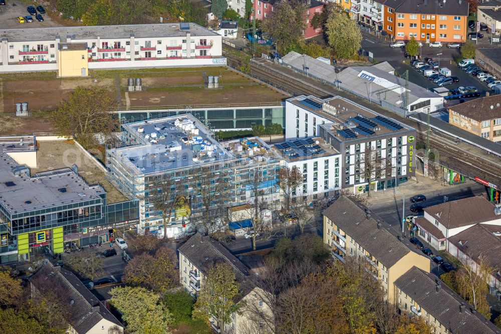 Bochum from the bird's eye view: Autumnal discolored vegetation view of the new construction site hotel B&B HOTEL on Alleestrasse in the district Innenstadt in Bochum in the Ruhr area in the state North Rhine-Westphalia, Germany