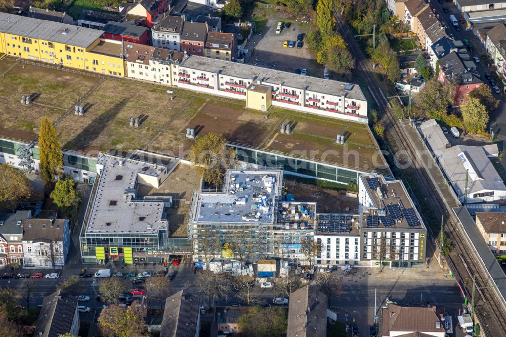 Aerial image Bochum - Autumnal discolored vegetation view of the new construction site hotel B&B HOTEL on Alleestrasse in the district Innenstadt in Bochum in the Ruhr area in the state North Rhine-Westphalia, Germany