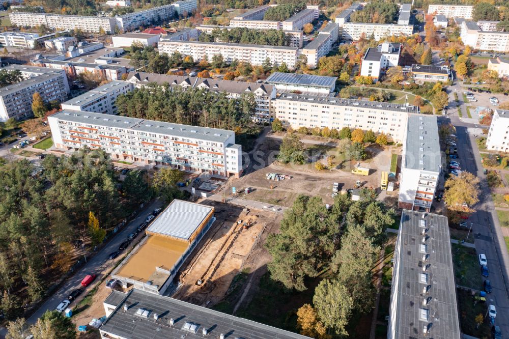 Aerial photograph Eberswalde - Autumnal discolored vegetation view construction site for the new parking garage Brand Vier in the district Brandenburgisches Viertel in Eberswalde in the state Brandenburg, Germany