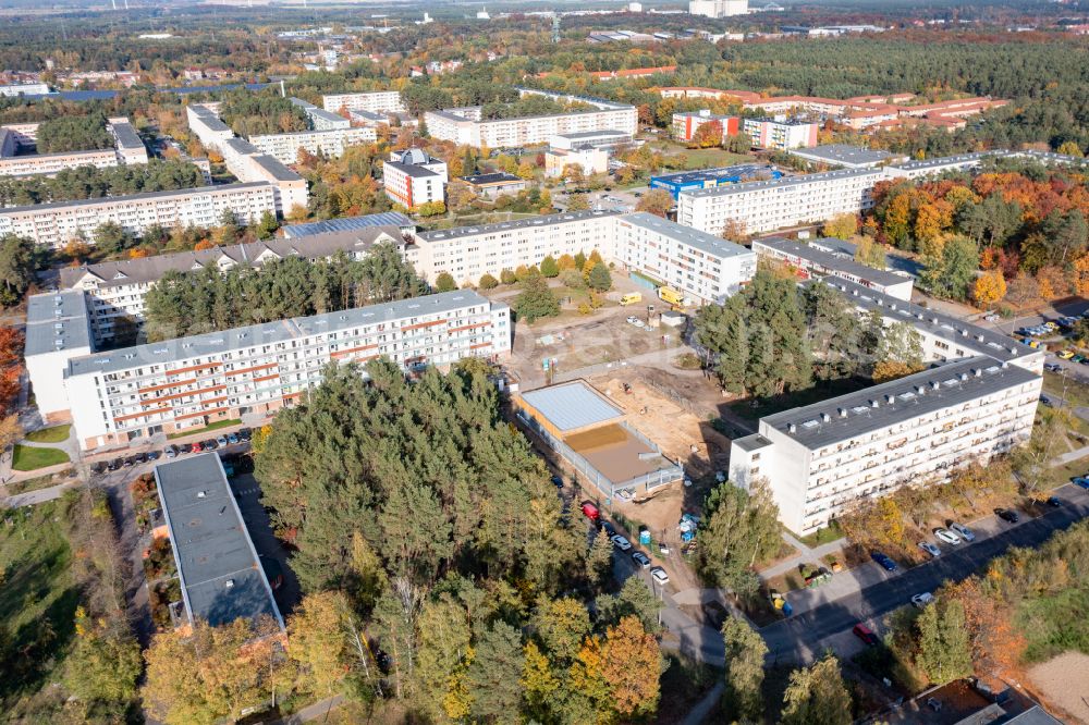 Eberswalde from above - Autumnal discolored vegetation view construction site for the new parking garage Brand Vier in the district Brandenburgisches Viertel in Eberswalde in the state Brandenburg, Germany