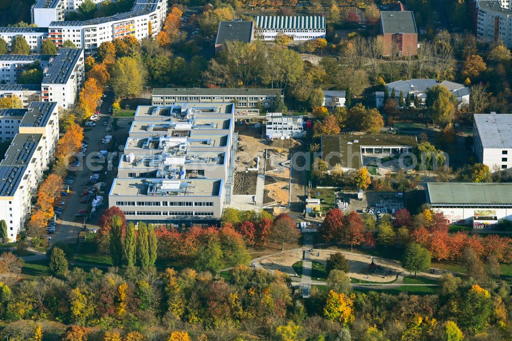 Aerial image Berlin - Autumnal discolored vegetation view new construction site of the school building Gymnasium with Sporthalle on street Erich-Kaestner-Strasse - Peter-Huchel-Strasse in the district Hellersdorf in Berlin, Germany