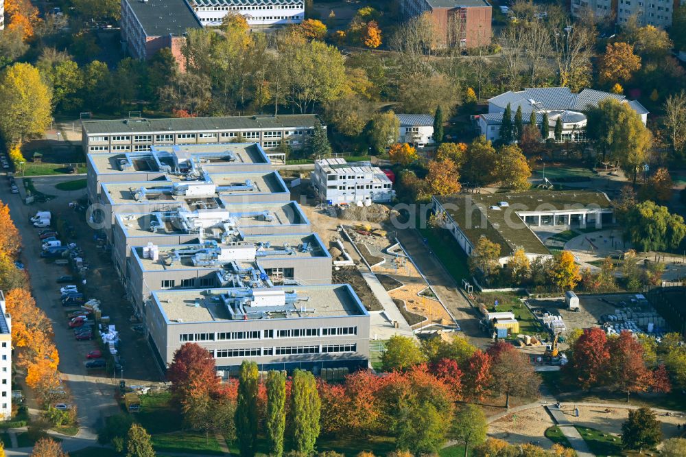 Berlin from above - Autumnal discolored vegetation view new construction site of the school building Gymnasium with Sporthalle on street Erich-Kaestner-Strasse - Peter-Huchel-Strasse in the district Hellersdorf in Berlin, Germany