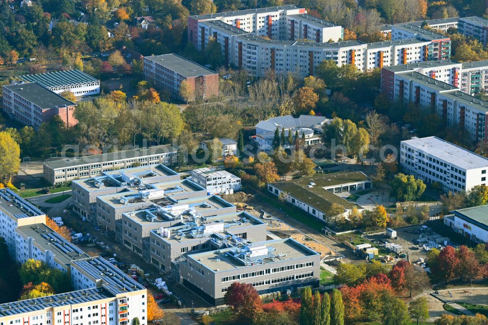 Berlin from the bird's eye view: Autumnal discolored vegetation view new construction site of the school building Gymnasium with Sporthalle on street Erich-Kaestner-Strasse - Peter-Huchel-Strasse in the district Hellersdorf in Berlin, Germany