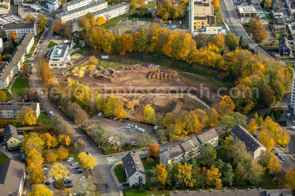 Velbert from the bird's eye view: Autumnal discolored vegetation view New construction site of the school building on Kastanienallee in Velbert in the state North Rhine-Westphalia, Germany