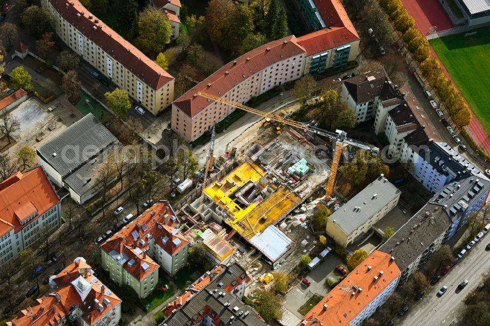 Aerial photograph München - Autumnal discolored vegetation view new construction site of the school building Realschule and Haus fuer Kinder on street Reutberger Strasse in the district Sendling in Munich in the state Bavaria, Germany