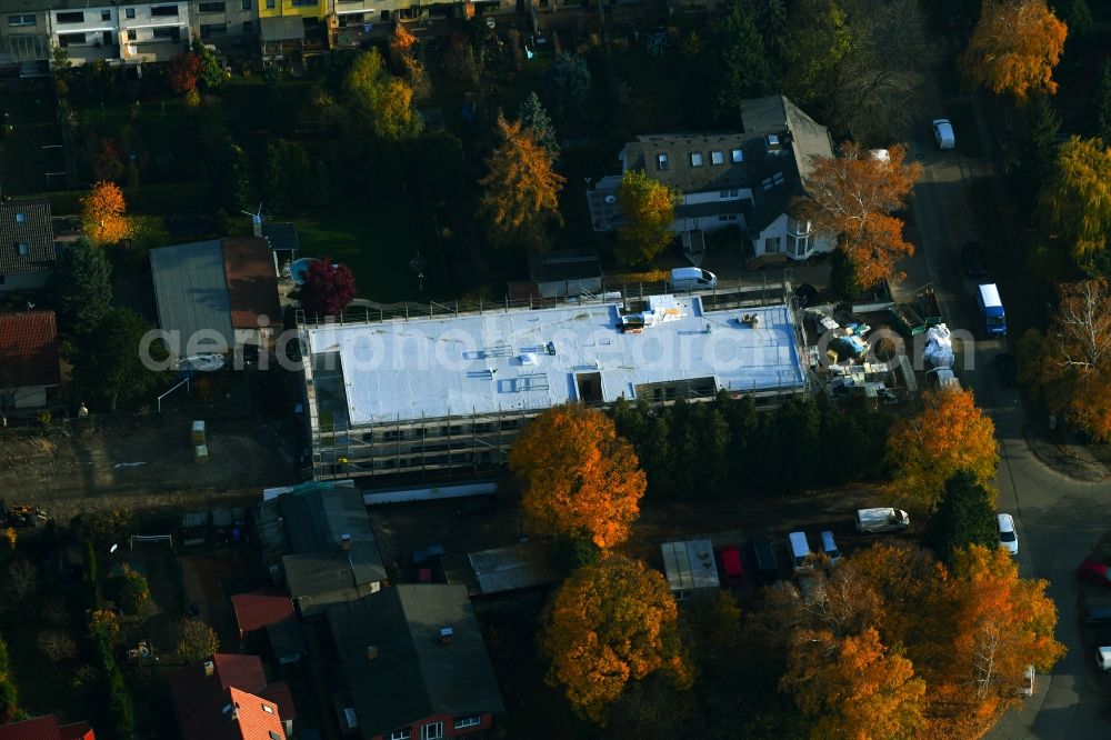 Berlin from the bird's eye view: Autumnal discolored vegetation view of new construction site for the construction of a kindergarten building and Nursery school on Dirschauer Strasse in the district Mahlsdorf in Berlin, Germany