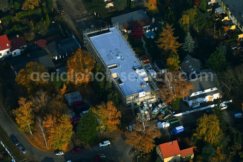 Berlin from the bird's eye view: Autumnal discolored vegetation view of new construction site for the construction of a kindergarten building and Nursery school on Dirschauer Strasse in the district Mahlsdorf in Berlin, Germany