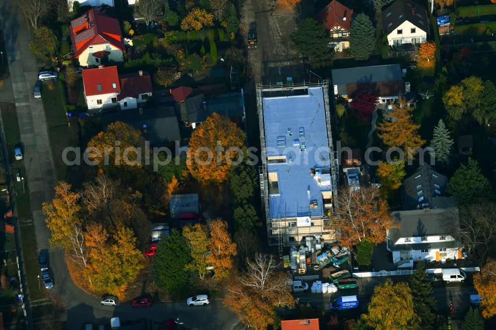 Aerial image Berlin - Autumnal discolored vegetation view of new construction site for the construction of a kindergarten building and Nursery school on Dirschauer Strasse in the district Mahlsdorf in Berlin, Germany