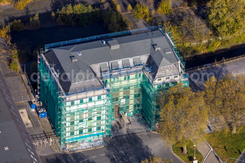 Hagen from the bird's eye view: Autumnal discolored vegetation view Construction site for the renovation of the roof of the building of MVZ Onkologie GmbH on Dieckstrasse in Hagen in the Ruhr area in the state of North Rhine-Westphalia, Germany