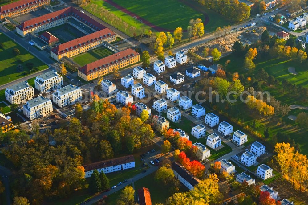 Aerial photograph Berlin - Autumnal discolored vegetation view construction sites for new construction residential area of detached housing estate Amberbaumallee - Moorbirkenweg in the district Kladow in Berlin, Germany