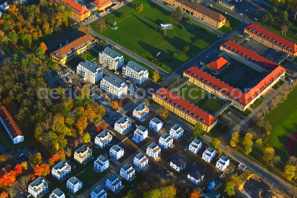 Berlin from above - Autumnal discolored vegetation view construction sites for new construction residential area of detached housing estate Amberbaumallee - Moorbirkenweg in the district Kladow in Berlin, Germany