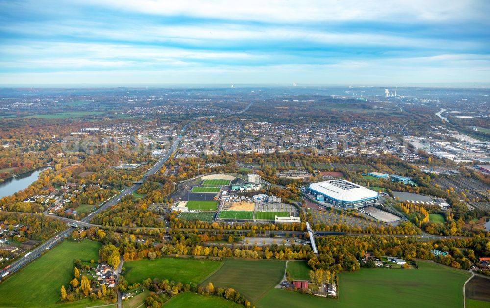 Gelsenkirchen from the bird's eye view: Autumnal discolored vegetation view View of Gelsenkirchen and the construction of new Ensemble of sports grounds of FC Gelsenkirchen-Schalke 04 e.V. between the Ernst-Kuzorra-Weg and of the Parkallee in the district Gelsenkirchen-Ost in Gelsenkirchen in the state North Rhine-Westphalia, Germany. With a view of the building complex of the Hotel Courtyard Gelsenkirchen 