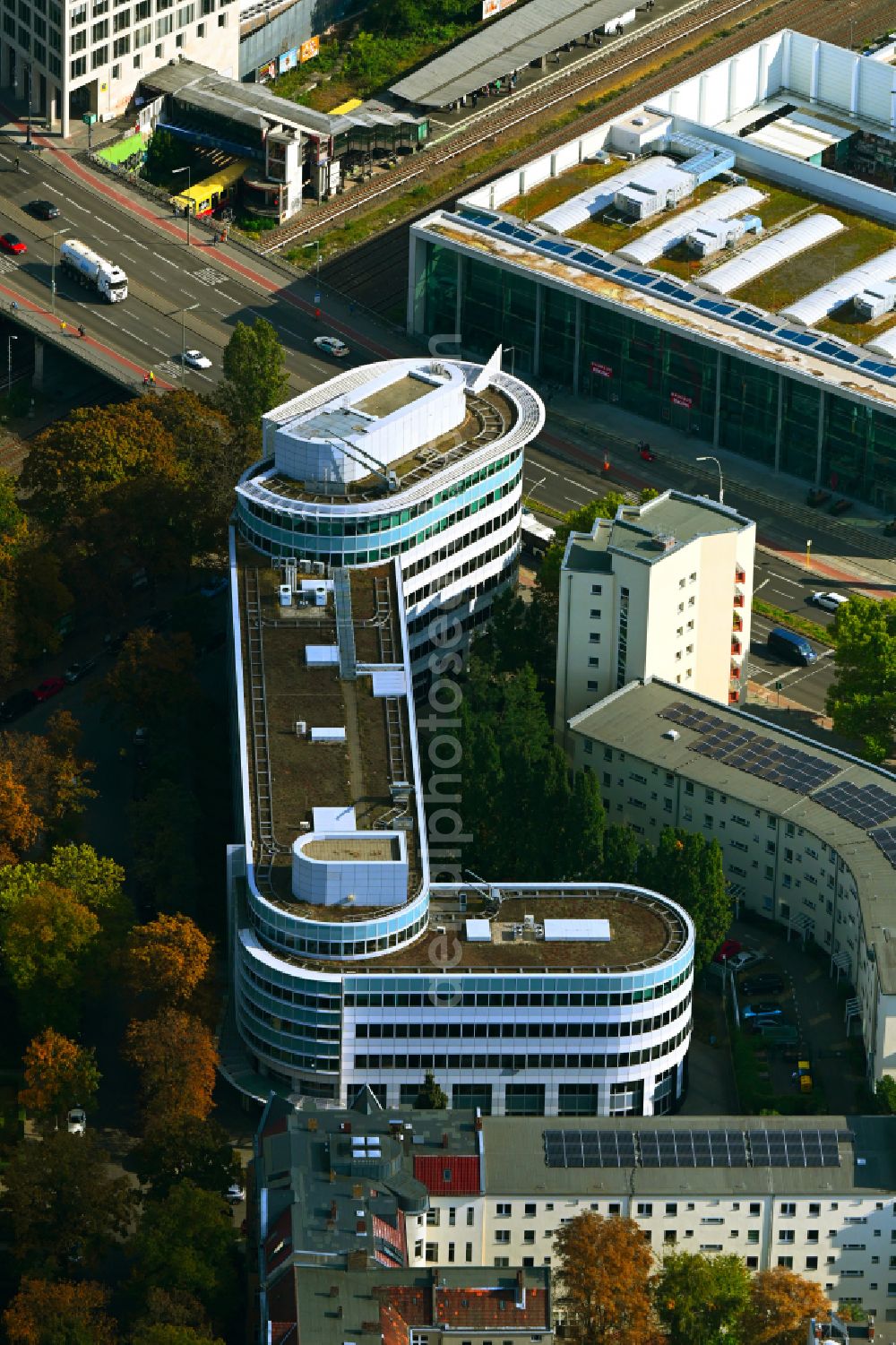 Aerial photograph Berlin - Autumnal discolored vegetation view office building on Kurfuerstendamm in the district Grunewald in Berlin, Germany