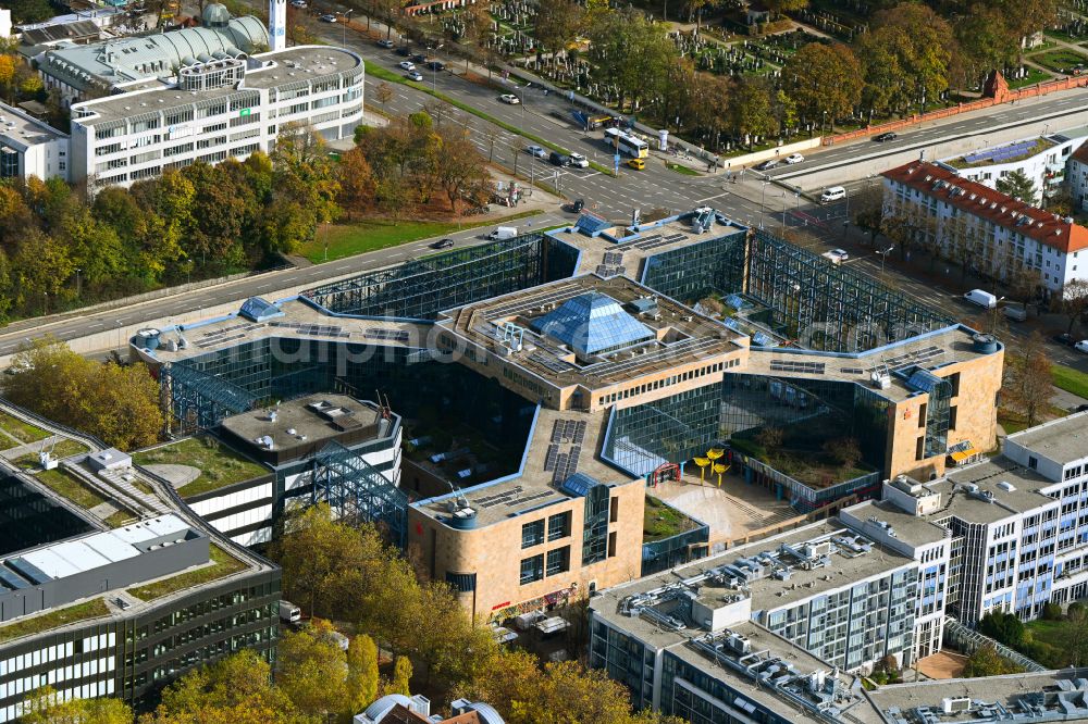 München from above - Autumnal discolored vegetation view Office building of the business building of the Stadtsparkasse Munich on Schenkendorferstrasse in the district Freimann in Munich in the state Bavaria, Germany