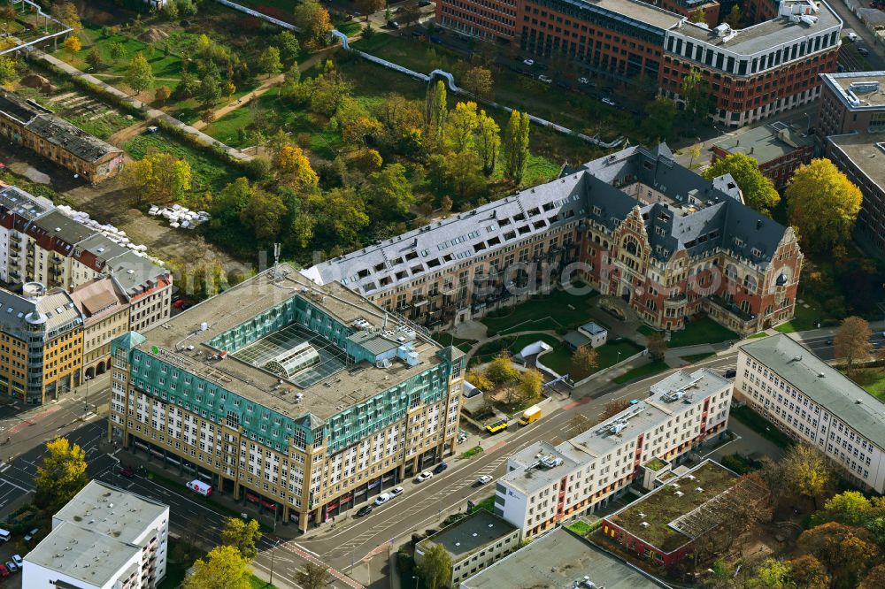 Aerial image Leipzig - Autumnal discolored vegetation view office building on Taeubchenweg - Gutenbergplatz in the district Zentrum-Suedost in Leipzig in the state Saxony, Germany