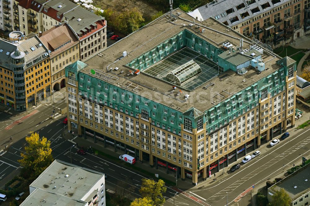 Aerial photograph Leipzig - Autumnal discolored vegetation view office building on Taeubchenweg - Gutenbergplatz in the district Zentrum-Suedost in Leipzig in the state Saxony, Germany