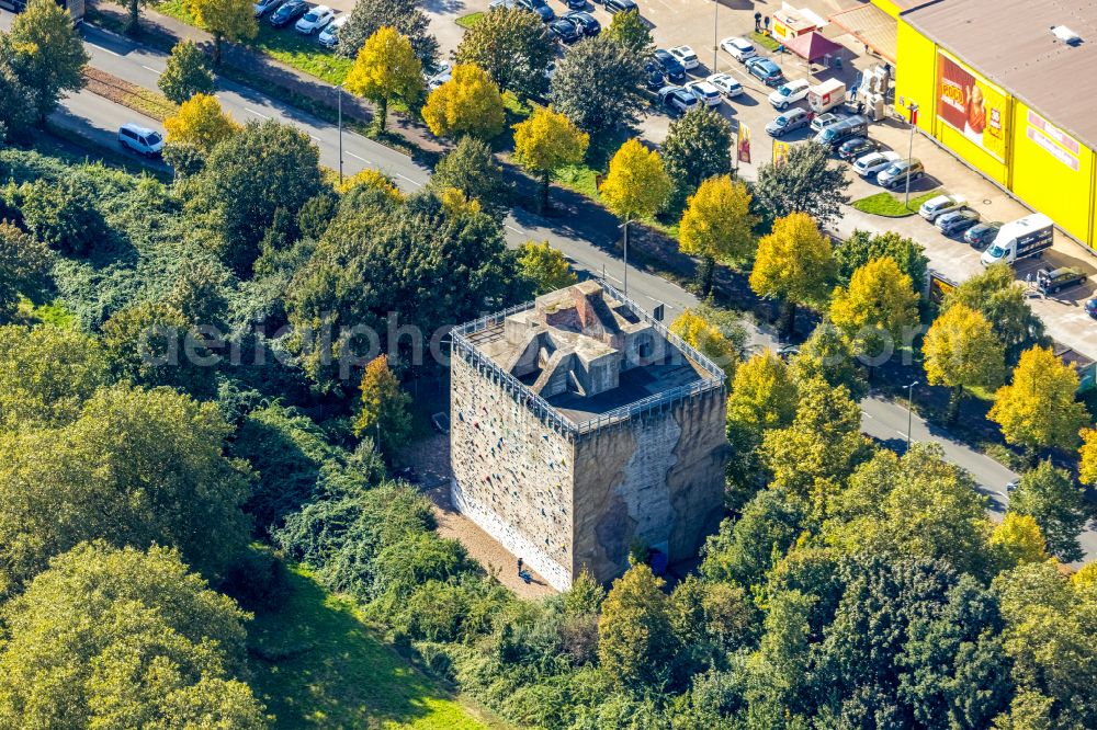 Aerial photograph Duisburg - Autumnal discolored vegetation view bunker building complex made of concrete and steel with Kletterwaenden of Kletterverein Duisburg e. V. on street Rudolf-Schock-Strasse in the district Hochfeld in Duisburg at Ruhrgebiet in the state North Rhine-Westphalia, Germany