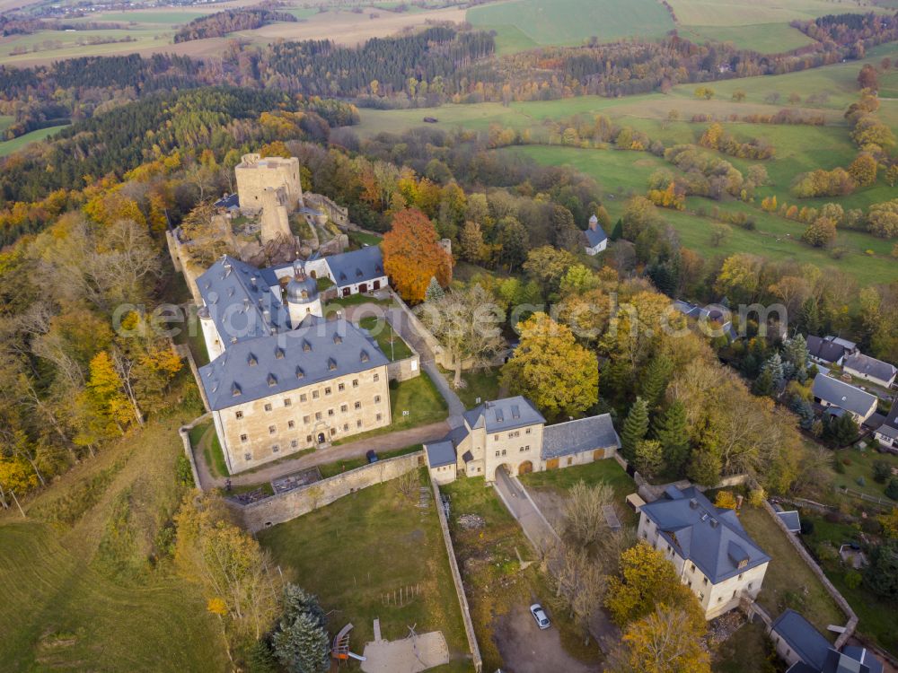 Aerial photograph Frauenstein - Autumnal discolored vegetation view castle of the fortress Frauenstein in Frauenstein in the state Saxony, Germany