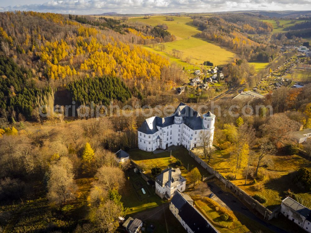 Aerial image Altenberg - Autumnal discolored vegetation view castle complex of Castle Baerenstein on the street Schlosshof in the district of Baerenstein in Altenberg in the federal state of Saxony, Germany