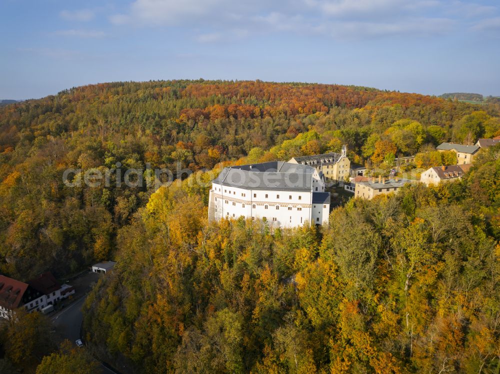 Frankenberg from the bird's eye view: Autumnal discolored vegetation view castle of Sachsenburg on street Am Schloss in Frankenberg in the state Saxony, Germany