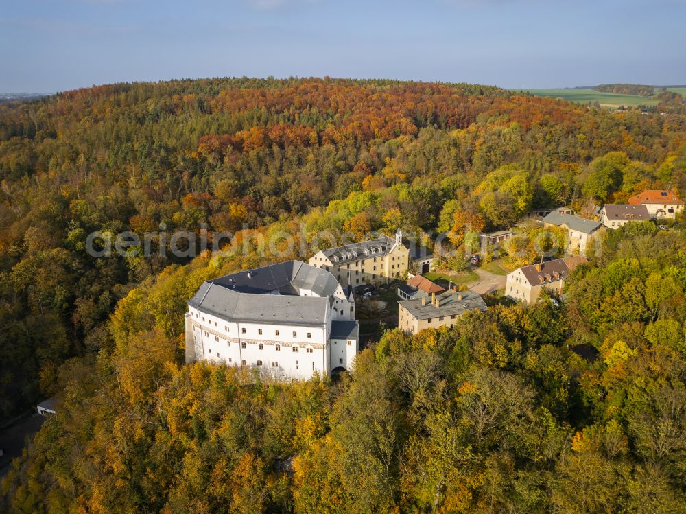 Aerial photograph Frankenberg - Autumnal discolored vegetation view castle of Sachsenburg on street Am Schloss in Frankenberg in the state Saxony, Germany