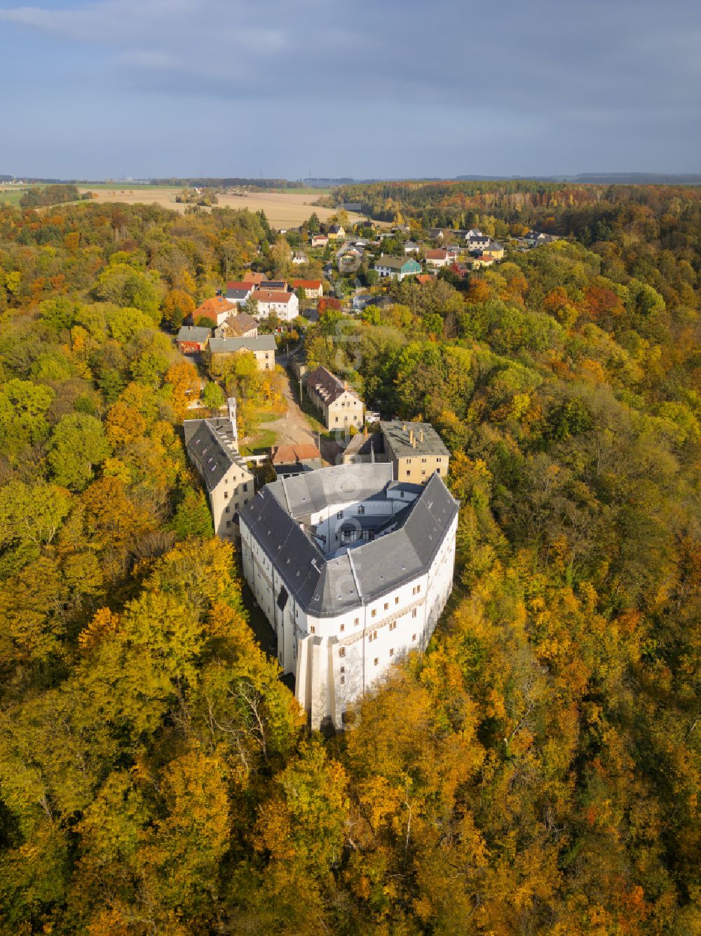 Frankenberg from above - Autumnal discolored vegetation view castle of Sachsenburg on street Am Schloss in Frankenberg in the state Saxony, Germany