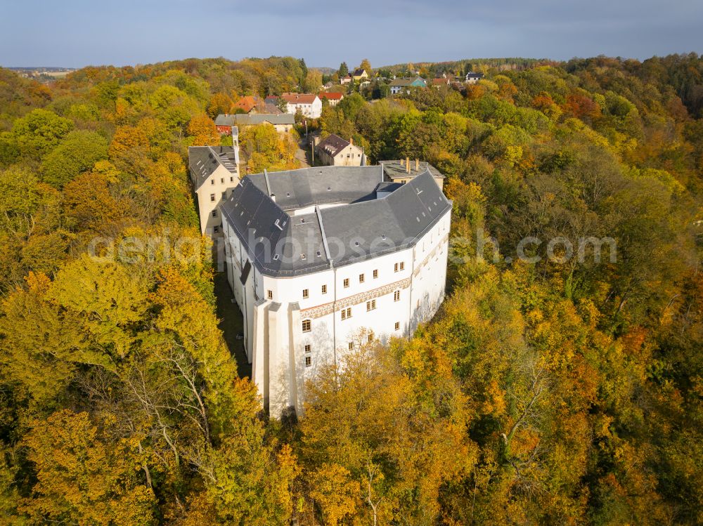 Frankenberg from the bird's eye view: Autumnal discolored vegetation view castle of Sachsenburg on street Am Schloss in Frankenberg in the state Saxony, Germany