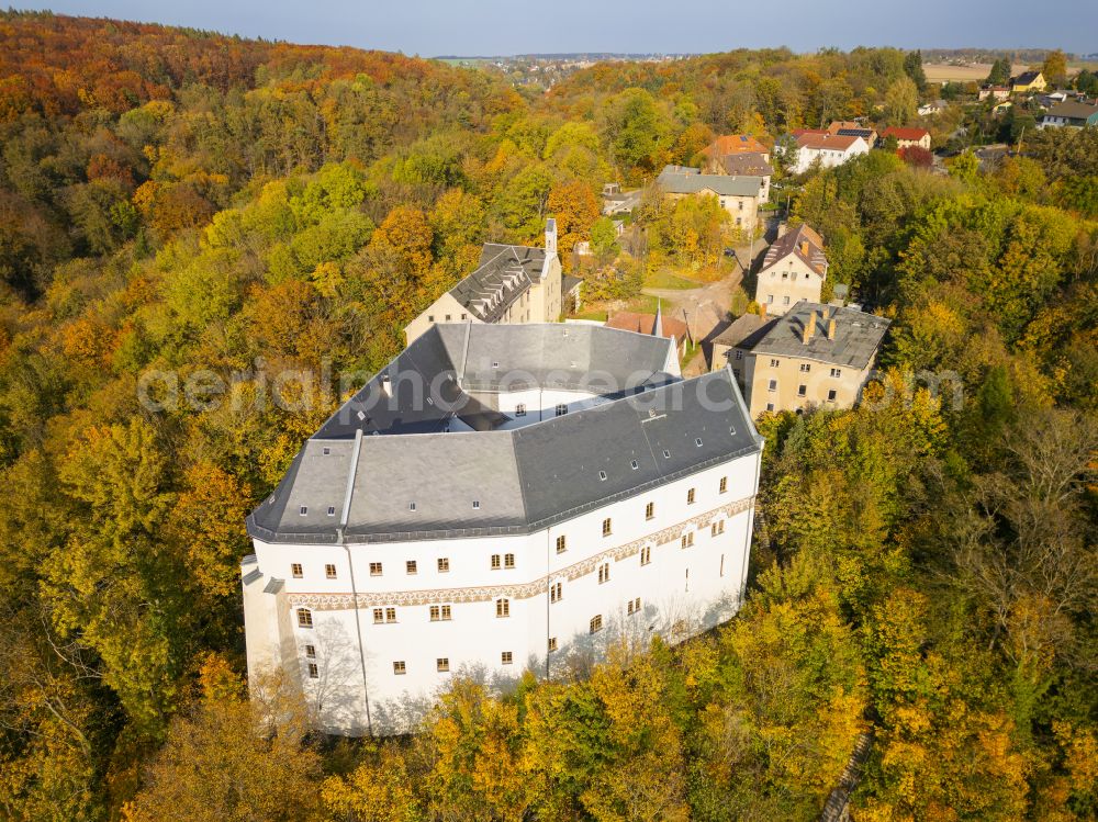 Aerial image Frankenberg - Autumnal discolored vegetation view castle of Sachsenburg on street Am Schloss in Frankenberg in the state Saxony, Germany